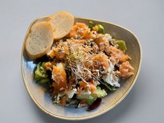 Sałatka z łososiem