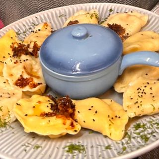 Pierogi z dziczyzną z sosem 