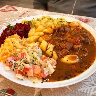 Gulasz z kluskami śląskimi
