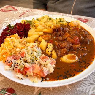 Gulasz z kluskami śląskimi