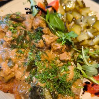 Gulasz wieprzowy z plackami ziemniaczanymi 3 szt. Salatka