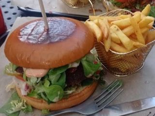 Burger dla dzieci z ketchupem, sałatą i piklami