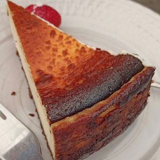 Sernik baskijski z masłem orzechowo ciasteczkowym