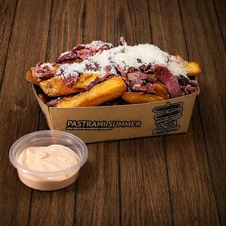 Frytki + parmezan + kruszonka z pastrami + sos (265g)
