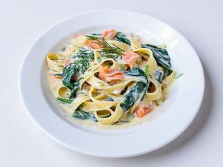 Tagliatelle z wędzonym łososiem