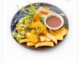 Nochicken nuggets z frytkami i sosem