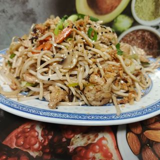 Makaron z kurczakiem i warzywami