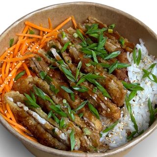 Wieprzowina tonkatsu w panko z ryżem i marynowaną marchewką