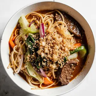 Udon z wieprzowiną i warzywami na ostro