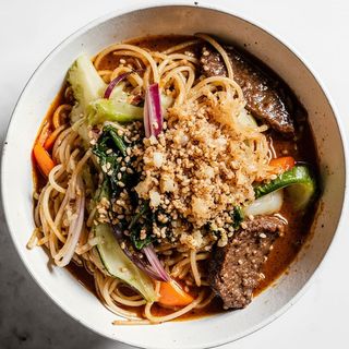Udon z wieprzowiną i warzywami na ostro
