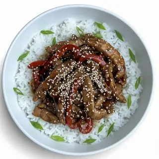 Wieprzowina stir-fry na ostro z warzywami i ryżem
