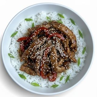 Wieprzowina stir-fry na ostro z warzywami i ryżem