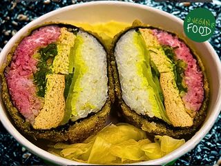 Duży burger sushi z wędzonym serem Tofu