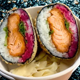 Duży burger sushi z smażonym łososiem