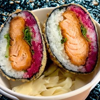 Duży burger sushi z smażonym łososiem