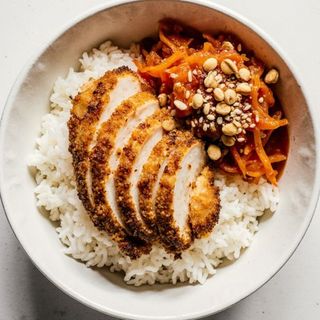 Kura w panko z ryżem i marchewką marynowaną