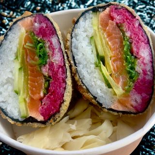 Duży burger sushi z Łososiem
