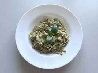 Makaron w sosie serowo szpinakowym