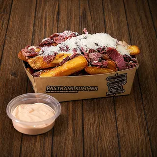 Frytki z parmezanem, sosem i kruszonką z Pastrami (265g)