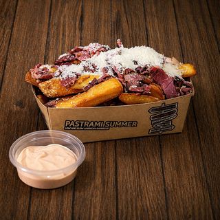Frytki z parmezanem, sosem i kruszonką z Pastrami (265g)