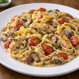 Makaron w sosie borowikowym z kurczakiem