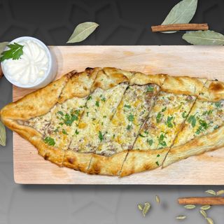 Pide z mięsem wołowym