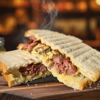 Kanapka Ruben pastrami