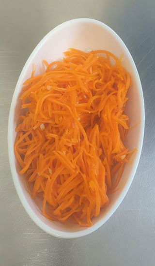 Sałatka z marchewki doprawiona czosnkiem