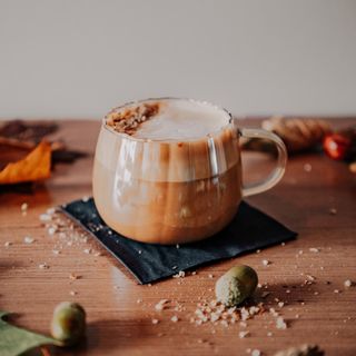 Orzechowo-karmelowy flat white