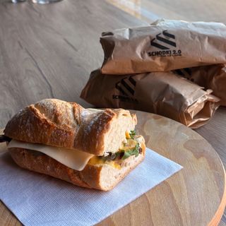 Kanapka z pasztetem i ogórkiem 