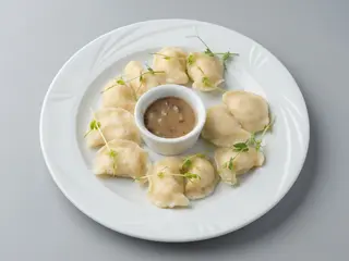 Pierogi z mięsem i sosem grzybowym