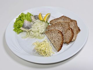 Śledź w oleju z cebulką