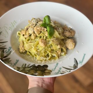 Tagliatelle z kurczakiem i bazyliowym pesto
