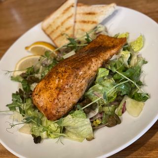 Sałatka z grillowanym łososiem 