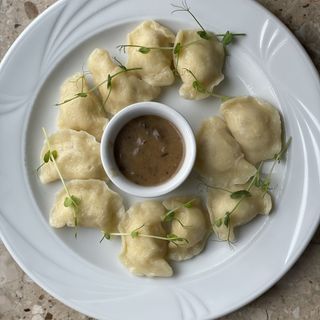 Pierogi z mięsem i sosem grzybowym