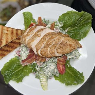 Sałatka z grillowanym kurczakiem