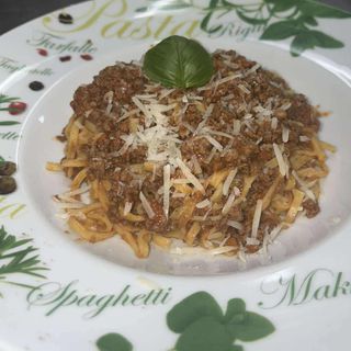Spaghetti z sosem mięsno-pomidorowym