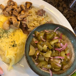 Wątróbka drobiowa z cebulką i pieczarkami 