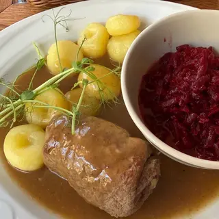 Zraz z polędwicy wołowej z sosem pieczeniowym