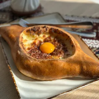 Chaczapuri adżarskie z jajkiem
