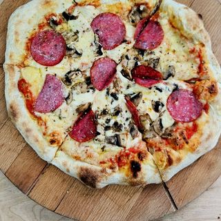 Pizza z salami i pieczarkami 34 cm