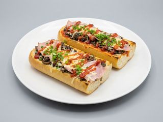 Zapiekanka z szynką i pieczarkami