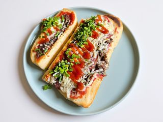 Zapiekanka z salami i pieczarkami