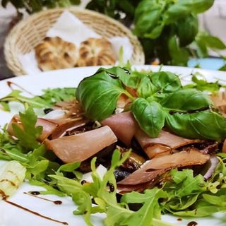 Sałatka z szynką parmeńską