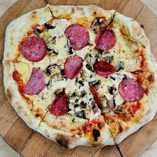 Pizza z salami i pieczarkami 42 cm