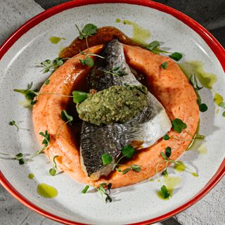 Filet z dorado z purée, guacamole i sosem unagi