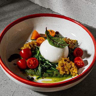 Burrata z domowym pesto oraz chutney mango-seler