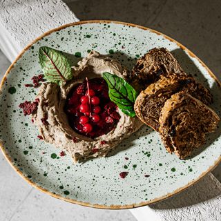 Pate drobiowe z sosem żurawinowym