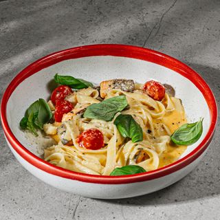 Pasta z łososiem i sosem serowym