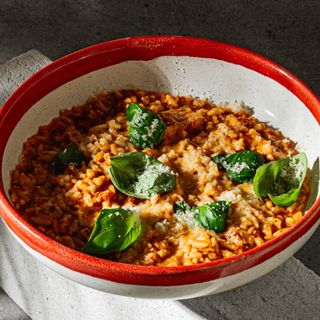 Pasta orzo z kurczakiem i suzonymi pomidorami